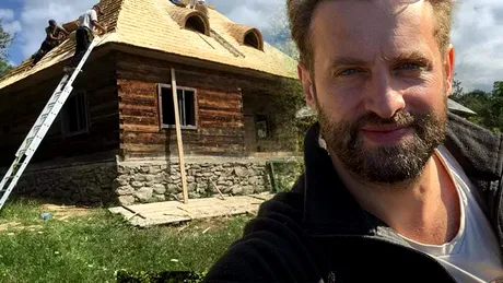 Sorin Brotnei de la Asia Express are două case în Maramureș. Cum arată locuințele vechi gata renovate ale artistului