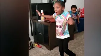 Reacția unei fetițe de 6 ani, cu paralizie cerebrală, când reușește să meargă singură pentru prima dată VIDEO