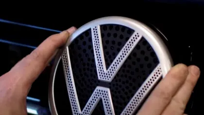 Motivul inedit pentru care Volkswagen modifică logo-ul bine-cunosut - VIDEO