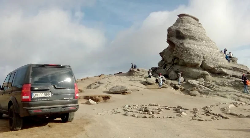 AMENDA pentru un barbat care a urcat cu masina pana la Sfinxul din Bucegi