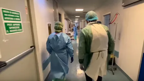 Imagini dramatice din spitalele din Italia: pacienți intubați care stau ca în ”cazarmă”. Sunt peste 15.000 de persoane infectate