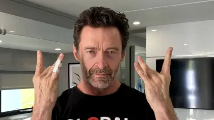 Hugh Jackman, asaltat de o mulțime haotică de fani în New York. A evadat într-un mod care stârnește râsul. Video