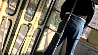 Un barbat a urinat in traimvai! Te va ului reactia calatorilor si a LUI! Ce a facut omul, dupa usurare