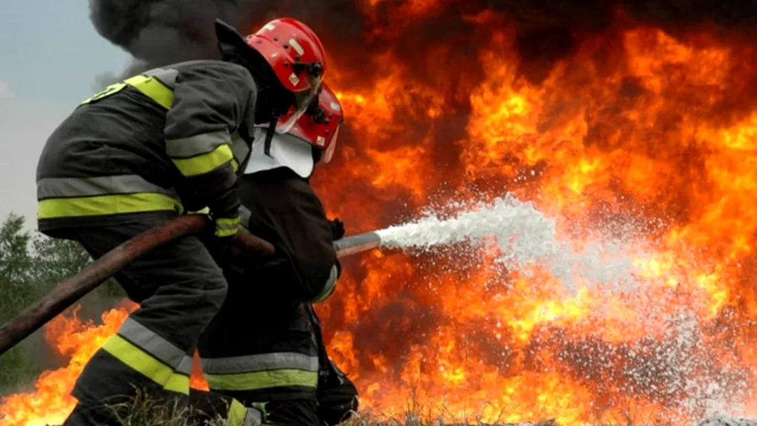 Incendiu devastator in Cernavoda. 30 de persoane au fost evacuate