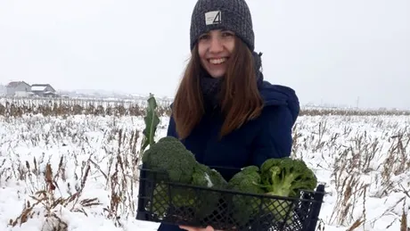 Tanara dintr-un sat de langa Craiova care a uimit internetul! Culege recolta de broccoli la -12 grade din zapada! Povestea ei de succes merita distribuita!