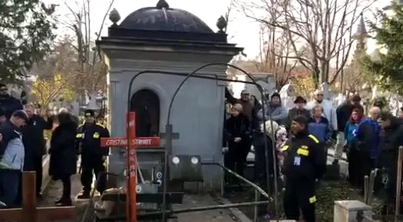Incident neplacut la inmormantarea Cristinei Stamate! Ce s-a intamplat cu cosciugul artistei dupa ce a fost scos din biserica. Oamenii au privit ingroziti