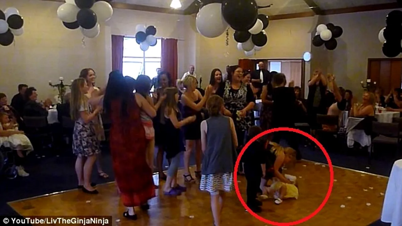 scapa copilul cand incearca sa prinda buchetul 2 