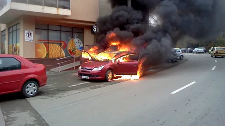 O masina a luat foc din senin pe un bulevard din Bucuresti. Trecatorii au fost inspaimantati VIDEO
