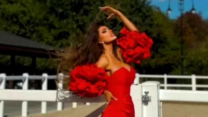 Bianca Drăgușasnu și joaca ei cu cireșele, într-o ședință foto. Îi ține companie și sora sa