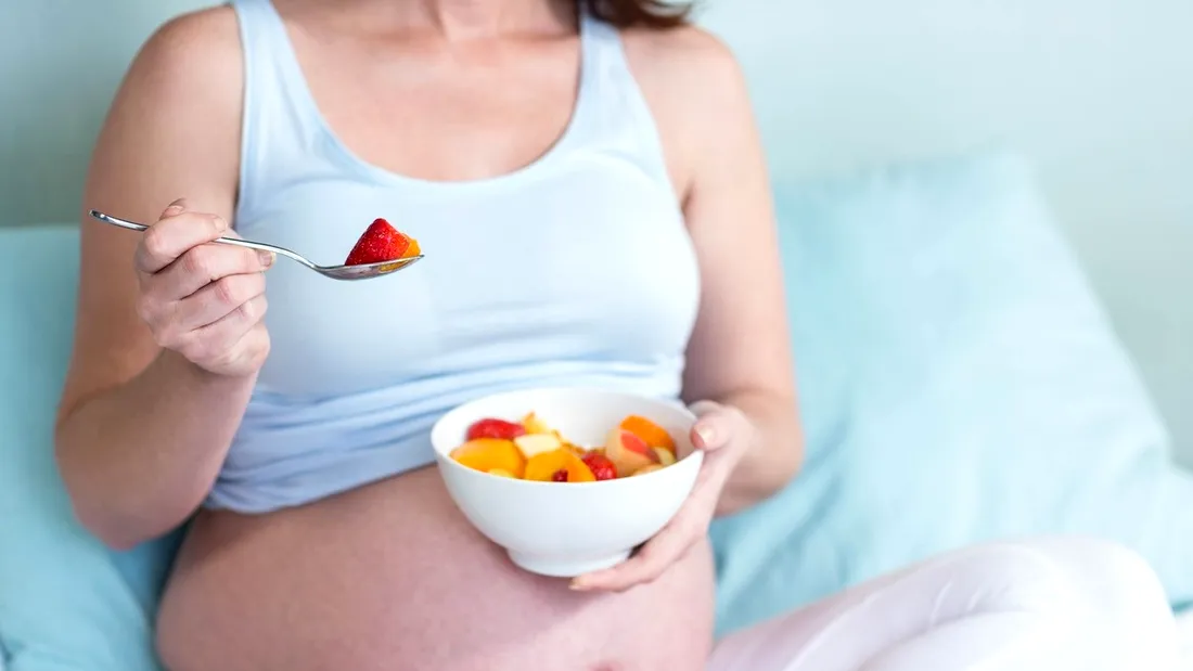 Fructe interzise în sarcină. Ce nu ai voie să mănânci