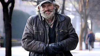 Un om al strazii cauta prin gunoaie de mancare! La un moment dat a gasit un pachet care misca. Cand l-a deschis a incremenit: ce se afla inauntru