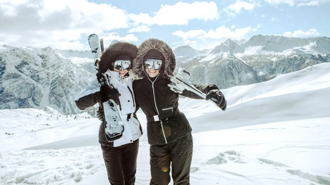 (P) Costum de schi pentru femei: pe care să-l alegi?