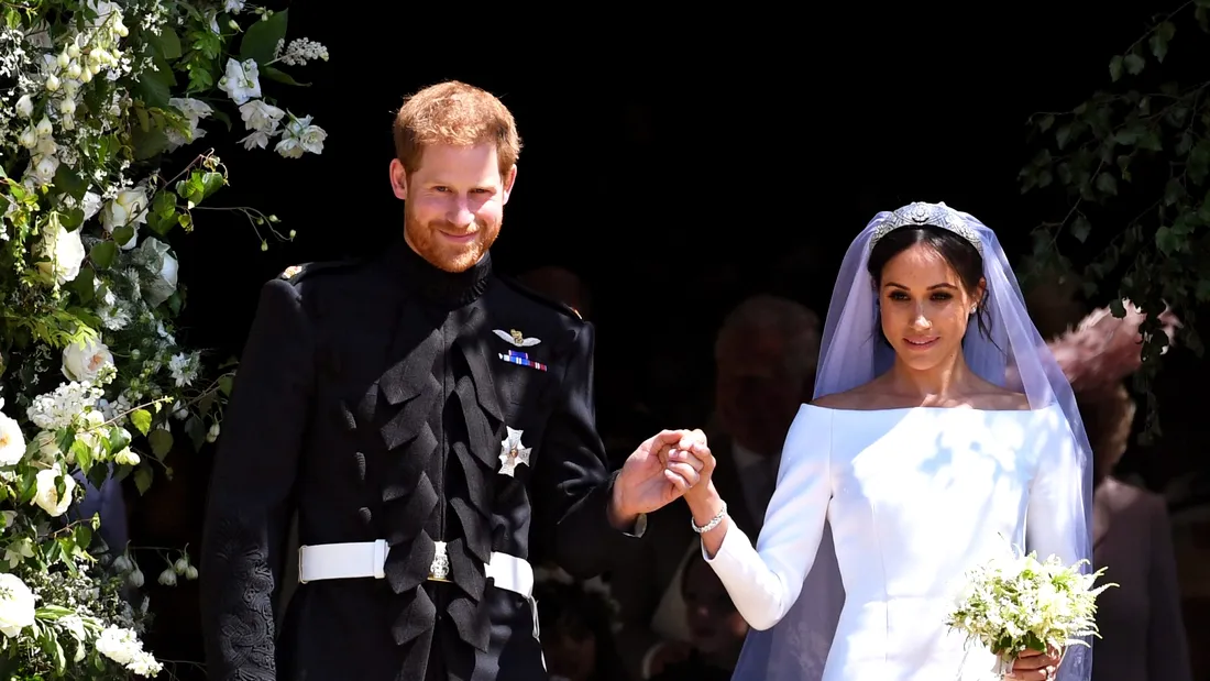 Meghan Markle si Printul Harry aniverseaza 1 an de la nunta. Cum au sarbatorit aniversarea, alaturi de fanii lor VIDEO