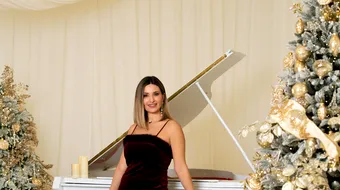 Ela Crăciun strălucește în noua ședință foto de sărbători: un an de succes  încununat de recunoștință