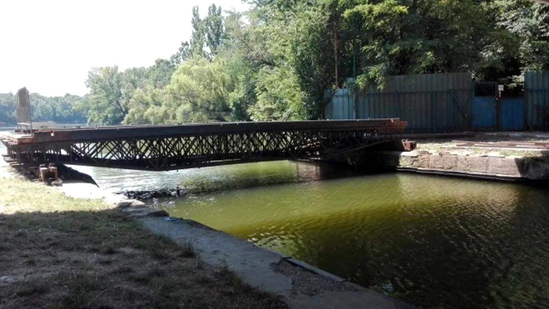 A inceput montarea podului plutitor sub pasarela din Parcul Herastrau! Cum va arata pontonul