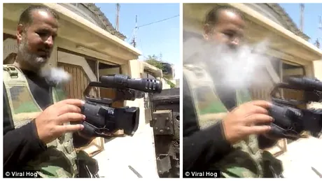 Momentul uluitor in care un lunetist ISIS trage intr-un jurnalist aflat pe teren! Glontul a ricosat datorita unui lucru pe care il avea la piept VIDEO