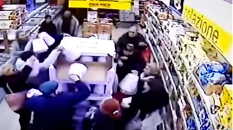 Bataie neobisnuita intr-un magazin: Oamenii s-au calcat in picioare. Ce au vrut sa cumpere NEAPARAT: VIDEO