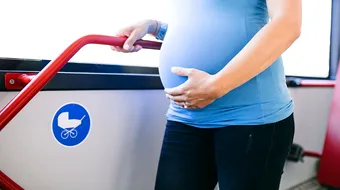 Unei femei insarcinate i s-a refuzat locul in autobuz, insa aceasta a reactionat in mod neasteptat