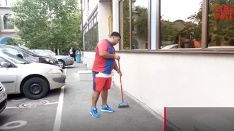 VIDEO! El este eroul care face munca in folosul comunitatii in Bucuresti, pentru a-si tine copiii la scoala