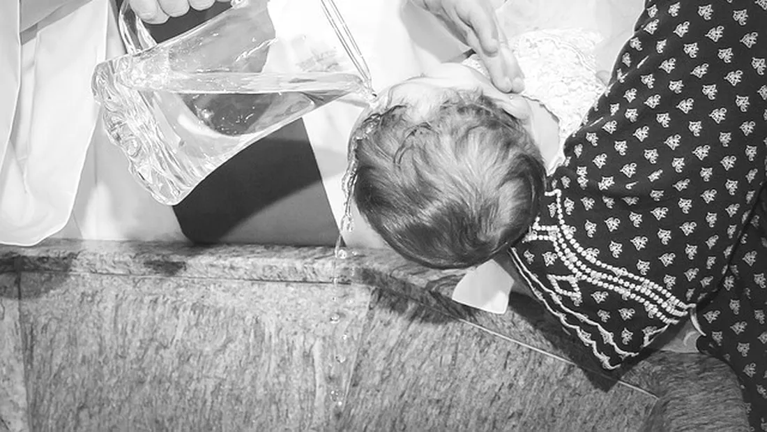 Șocant! Un bebeluș din Suceava a murit la spital, după ce a fost scufundat în cristelniță la botez