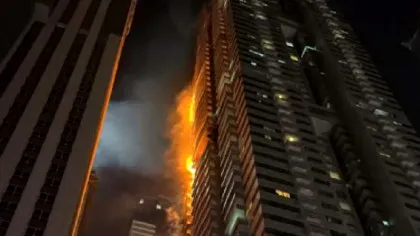 Zgârie nori din Dubai, cuprins de flăcări. Mii de oameni fugiți din calea incendiului fac acuzații