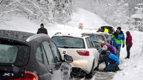 Iarna își face de cap: drumuri blocate, ninsori abundente, mii de case fără energie electrică