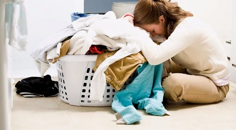 Ingredientul obișnuit care îți curăță hainele instant și te poate scăpa și de alte probleme