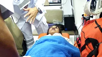 Nu o sa te mai machiezi niciodata in masina dupa ce vezi asta! Ce a patit aceasta tanara in timp ce se dadea cu creion dermatograf