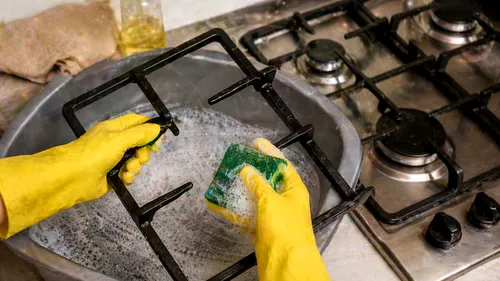 Cum cureți grătarul plitei fără efort: metoda simplă care îți economisește timp
