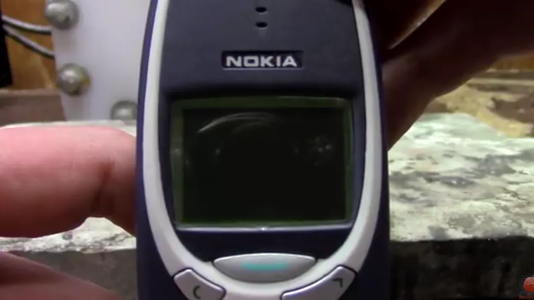 Nokia 3310 a fost cel mai rezistent telefon din lume! Au pus o bila de metal incins pe el, a luat foc, dar a rezistat