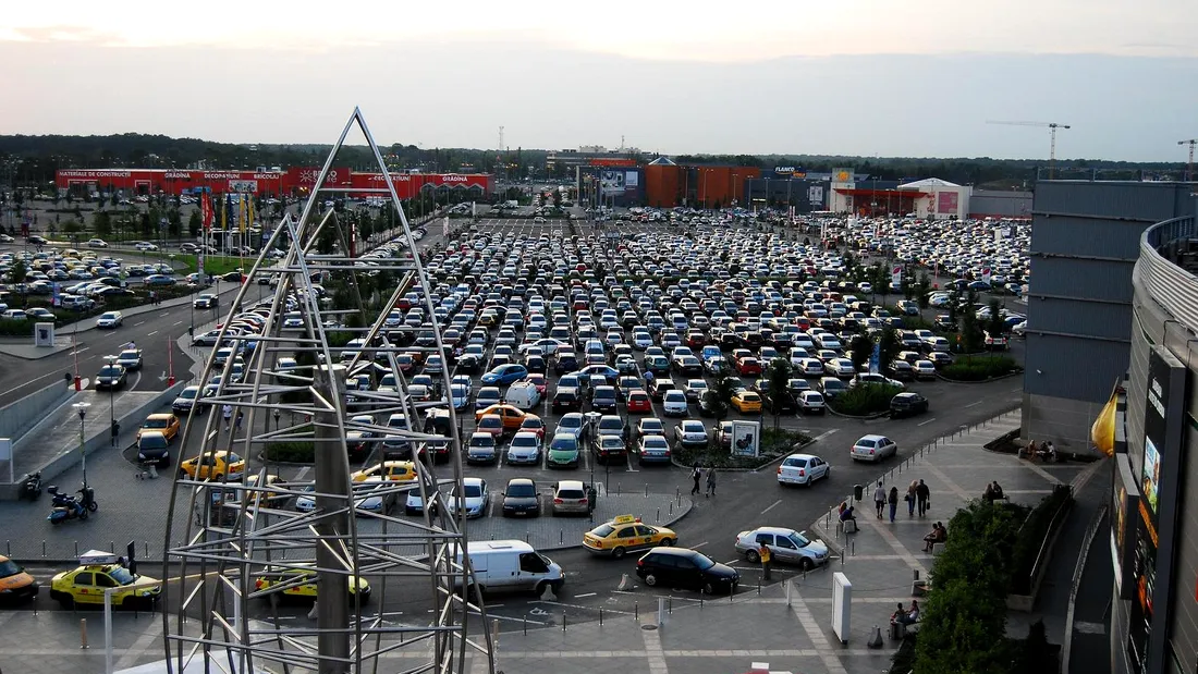 Grav accident in parcarea unui mall din Bucuresti. Au fost multi oameni in pericol