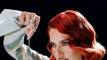 Lidia Buble îi mai arată o dată milionarului care-i treaba cu ea. Mesajul „subtil” e scris pe haine