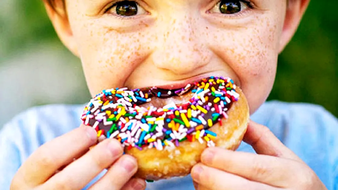 Alimente interzise copiilor! De ce e periculos sa ii oferi celui mic iaurt sau popcorn