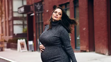 Ea este cel mai celebru model plus size. S-a fotografiat însărcinată și goală, iar pozele au ajuns pe Instagram
