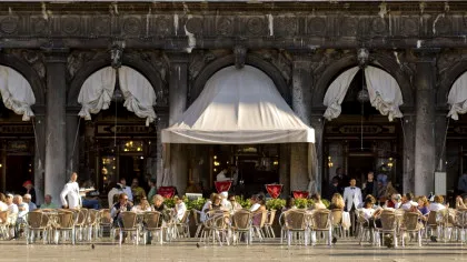 Cafeneaua Florian din Veneția, locul unde Casanova își bea cafeaua. E deschisă și azi, la 300 de ani distanță