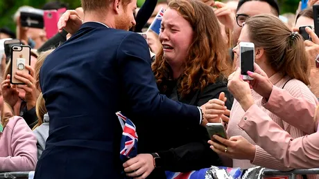 Printul Harry a incalcat protocolul si a facut un gest de milioane, cand s-a apropiat de o fana! Fata era intr-o mare de oameni! VIDEO