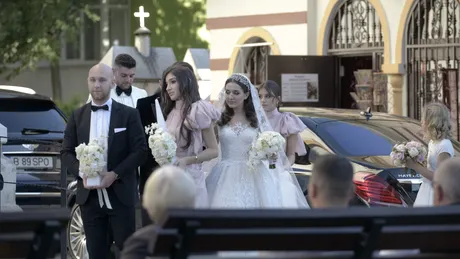 VIDEO Becali s-a dat în stambă la nunta fiicei sale. Afaceristul a aruncat cu teancuri de bani în muzicanţi şi a dat bacşiş fiecărui ospătar o mică avere