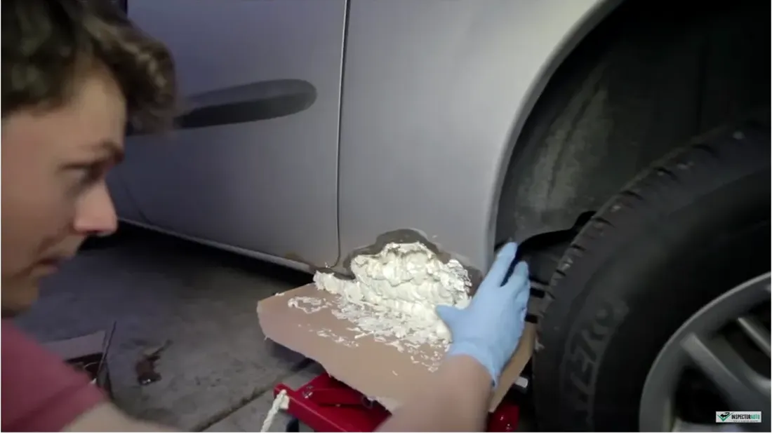 Cum se ascunde rugina la o mașină second hand! Metoda ingenioasă prin care samsarii îi păcălesc pe români să plătească enorm pentru mașini distruse