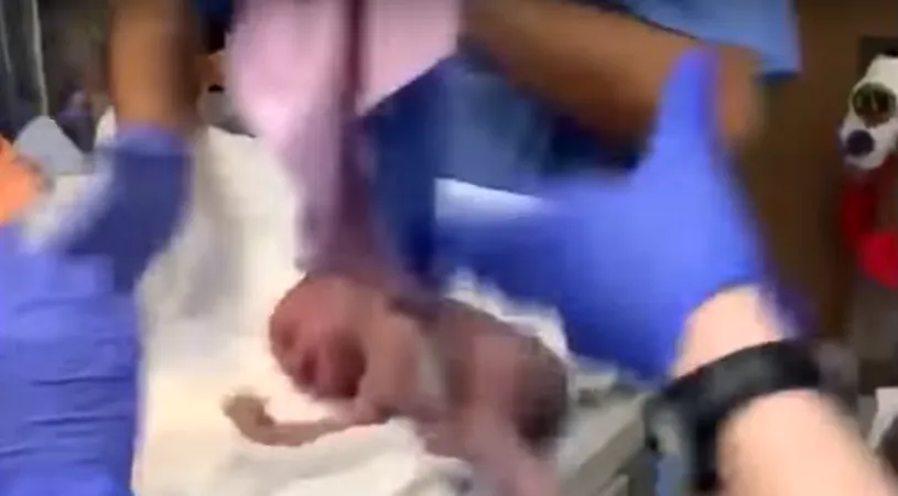 Un medic a scapat un bebelus in cap. Ce s-a intamplat cu bebelusul VIDEO socant