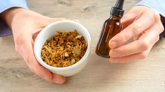 Tinctura de propolis activează puternic sistemul imunitar. Cum trebuie luată, pentru a ne feri de infecții