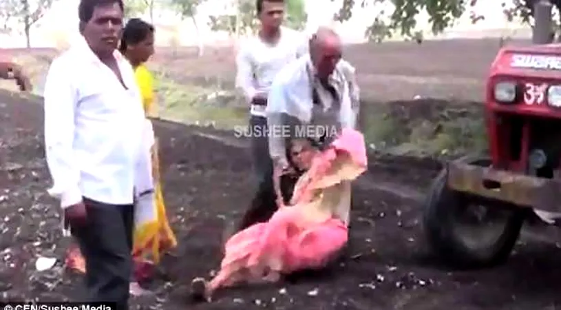 Mama folosita pe post de SCUT UMAN! Fiul ei a tras de ea si a pus-o in fata tractorului. De ce si-a umilit parintele asa VIDEO