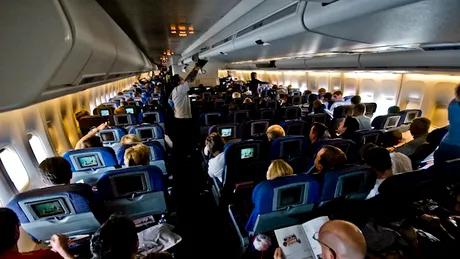 O femeie si-a aratat posteriorul si a facut twerking in avion, sub privire amuzate ale pasagerilor VIDEO
