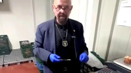 Cristian Popescu Piedone a demonstrat cum fură firmele care produc tone de conserve. „În buzunarul cui intră bănuțul ăsta?”