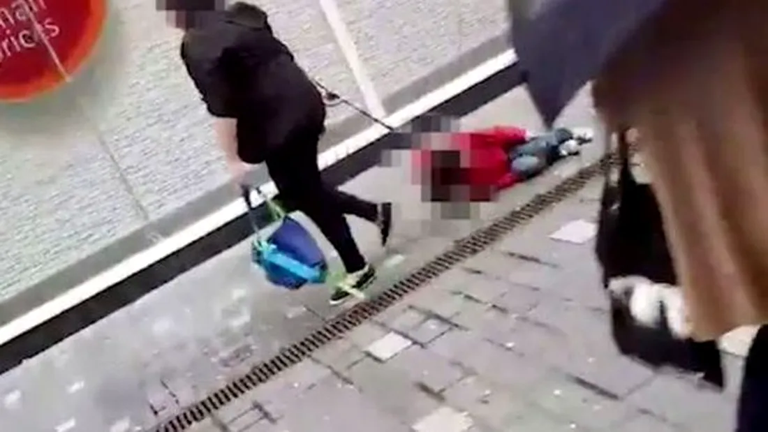 Mama asta si-a TARAT copilul pe asfalt! Imaginile care au revoltat o tara intreaga VIDEO