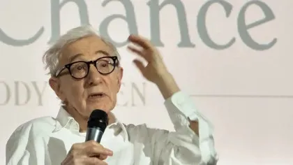 Cum au fost surprinși Woody Allen și soția lui, mult mai tânără, după 27 de ani de căsnicie