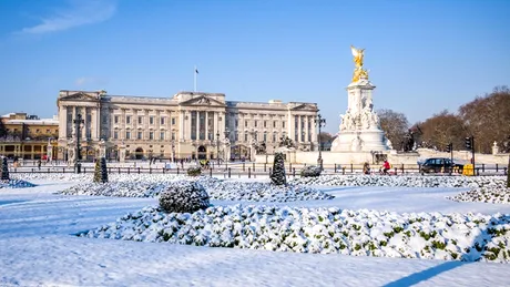 Palatul Buckingham a fost decorat pentru Craciun. Arata FABULOS VIDEO