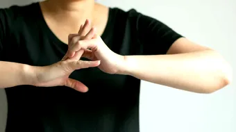 Ce se întâmplă atunci când îți trosnești degetele, de fapt. Un medic spune adevărul despre efectele acestui obicei