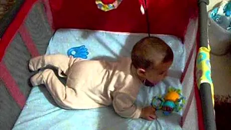 Au chemat ambulanta pentru ca bebelusul lor nu mai respira! Din pacate, micutul a murit, insa medicii au incremenit cand au vazut ce avea pe sub haine