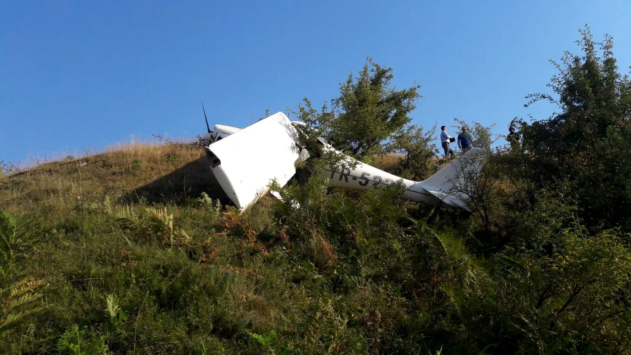 Un avion de mici dimensiuni a aterizat fortat in Harghita 