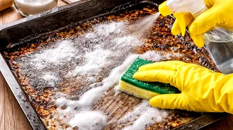 Cum cureți ușor tăvile de cuptor. Trucul simplu care îndepărtează grăsimea arsă